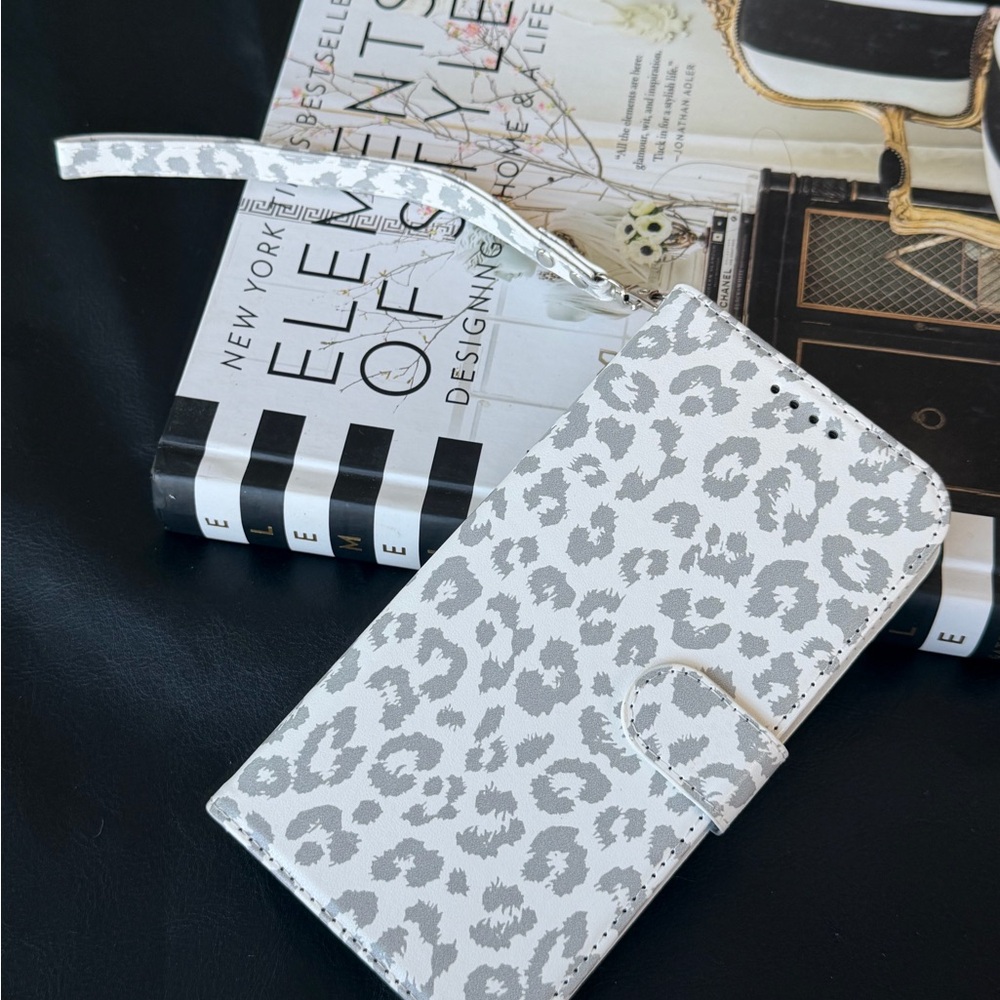 Elegant Leopard Print Phone Case - White and Gray